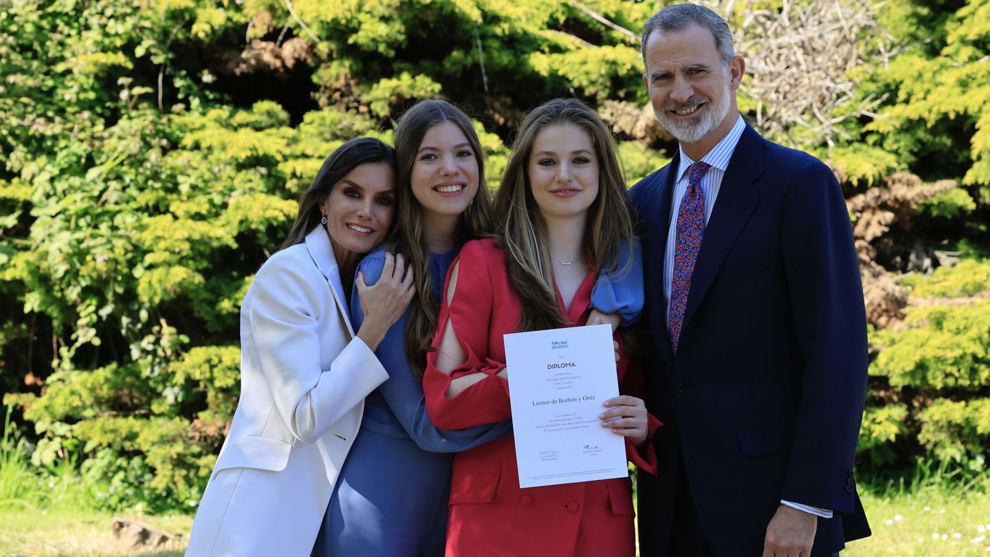 Leonor, en su graduación junto a sus padres y su hermana. (Casa Real)