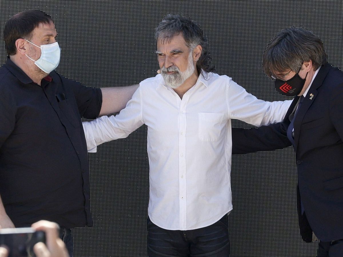 Foto: Oriol Junqueras y Carles Puigdemont, con Jordi Cuixart en Elna, en 2021 (EFE/Quique García)