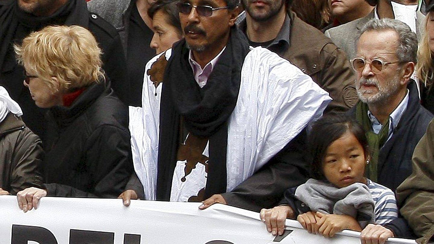 Junto a Javier Bardem, Eduardo Noriega y Fernando Colomo en una manifestación. (EFE)