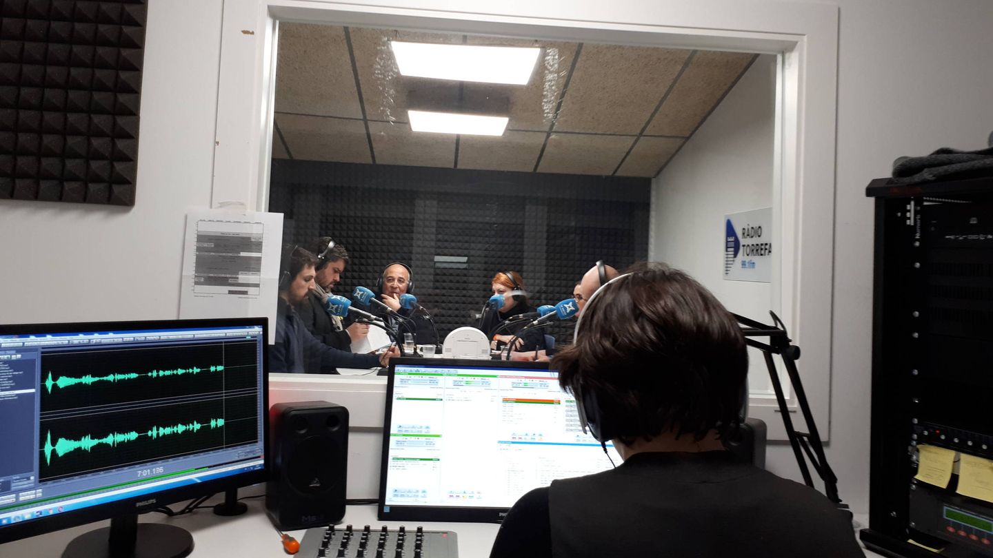 Dante Pérez, primero a la izquierda, en la radio local de Torrefarrera. (R. M.)