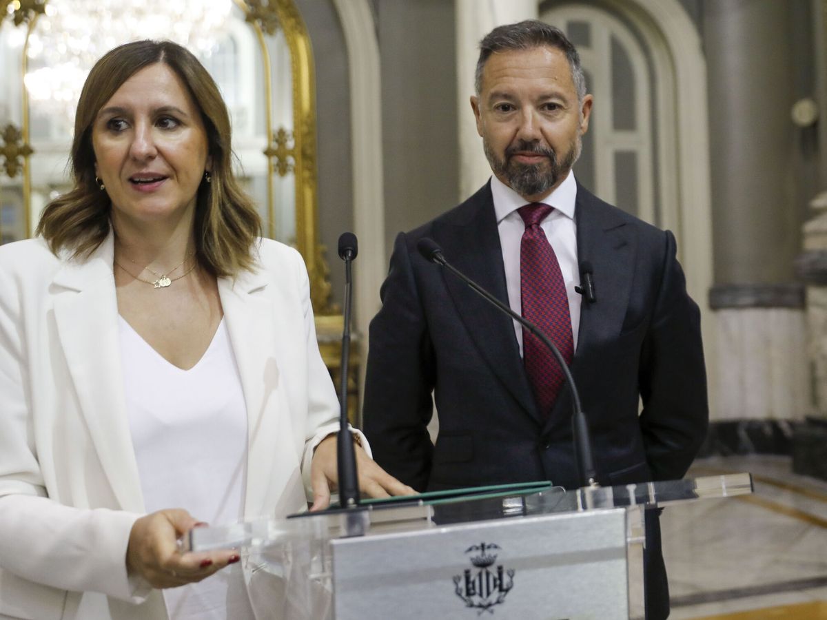 Foto: María José Catalá (PP), con Juanma Badenas (Vox). (EFE/Juan Carlos Cárdenas)