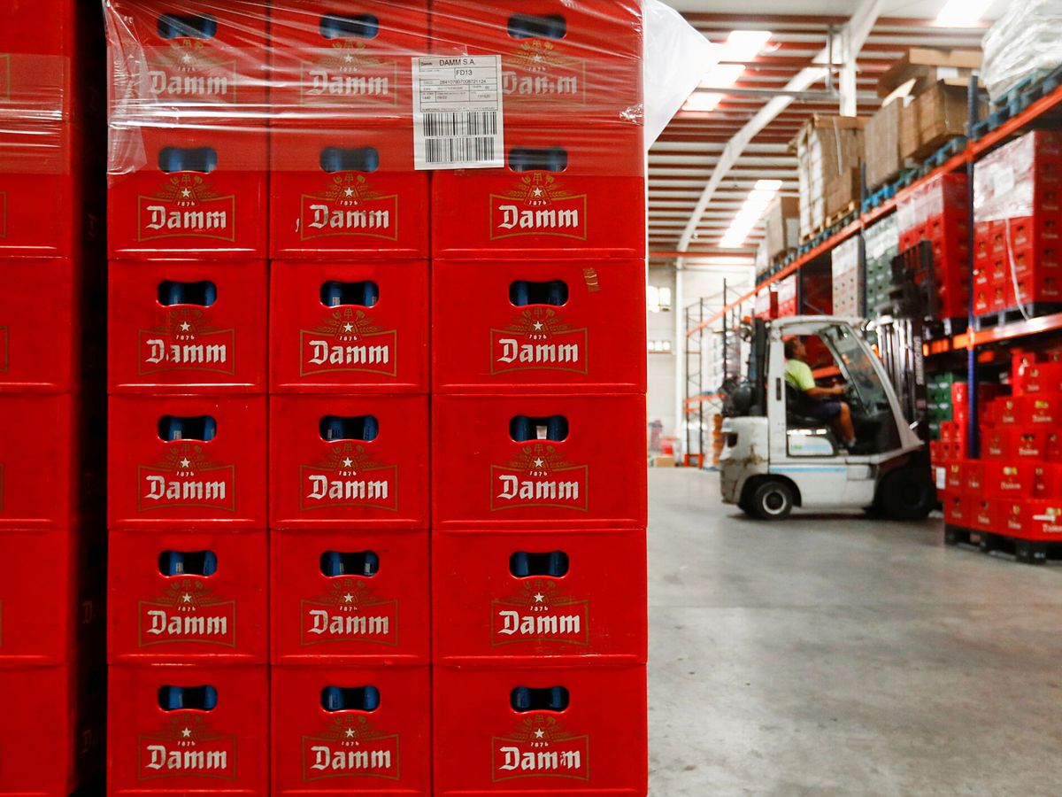 Foto: Cajas de cerveza Estrella Damm. (Reuters/ Borja Suárez)