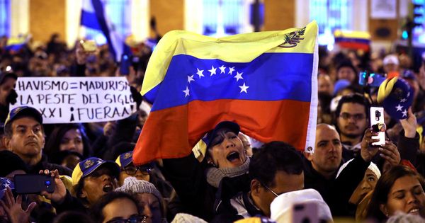 Foto: Decenas de venezolanos apoyan en madrid a Juan Guaidó tras autoproclamarse presidente de Venezuela. (EFE)