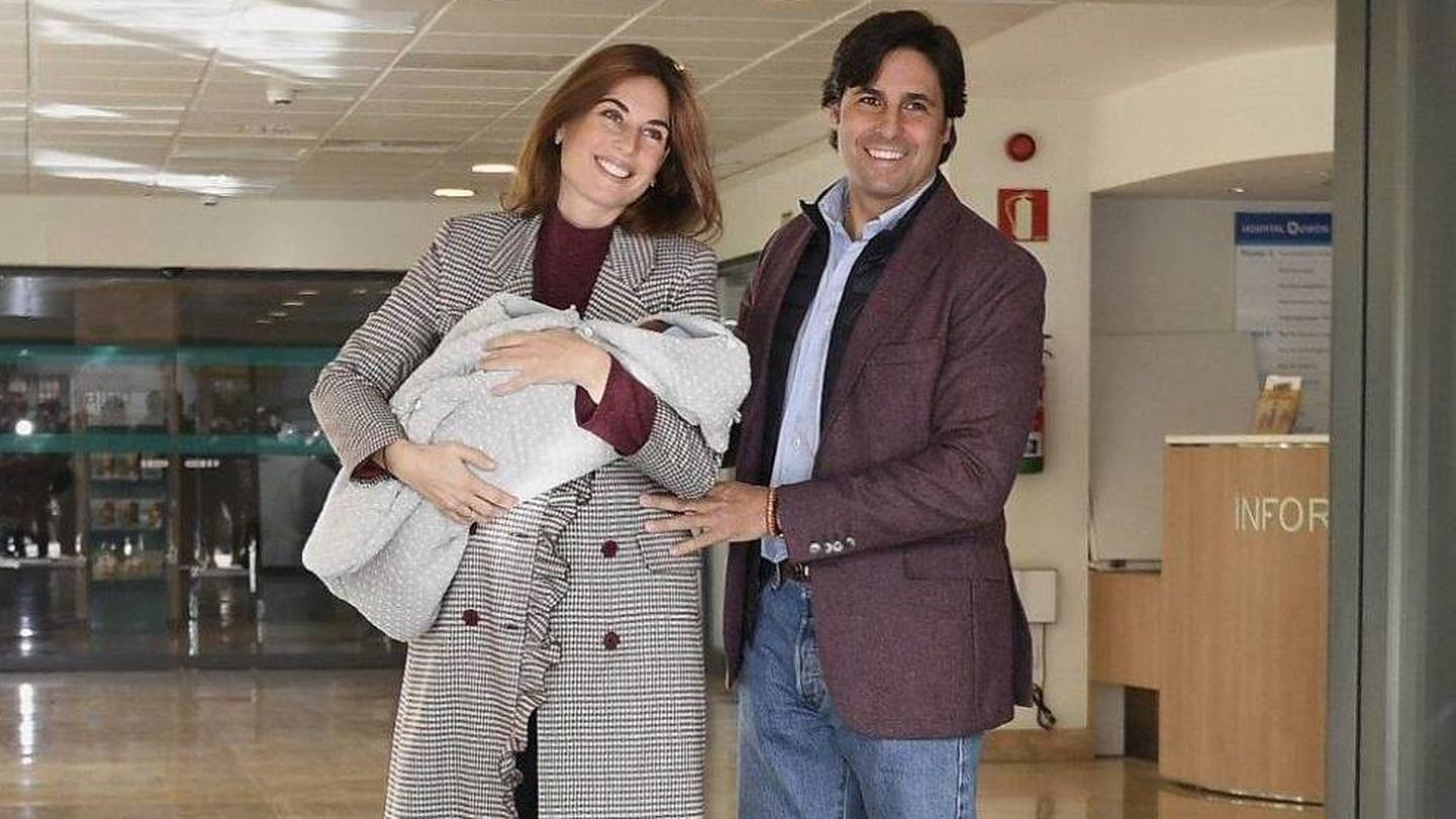 Francisco Rivera junto a Lourdes Montes y su nuevo hijo. (Cordon Press)