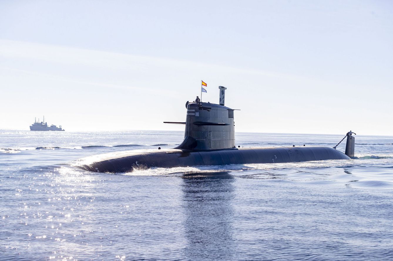 El submarino S-81 en aguas de Cartagena. (EFE) 