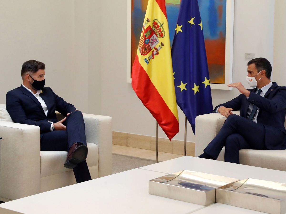 Foto: El presidente del Gobierno, Pedro Sánchez, durante su reunión con el portavoz de ERC, Gabriel Rufián (i), este jueves en el Palacio en La Moncloa. (EFE)