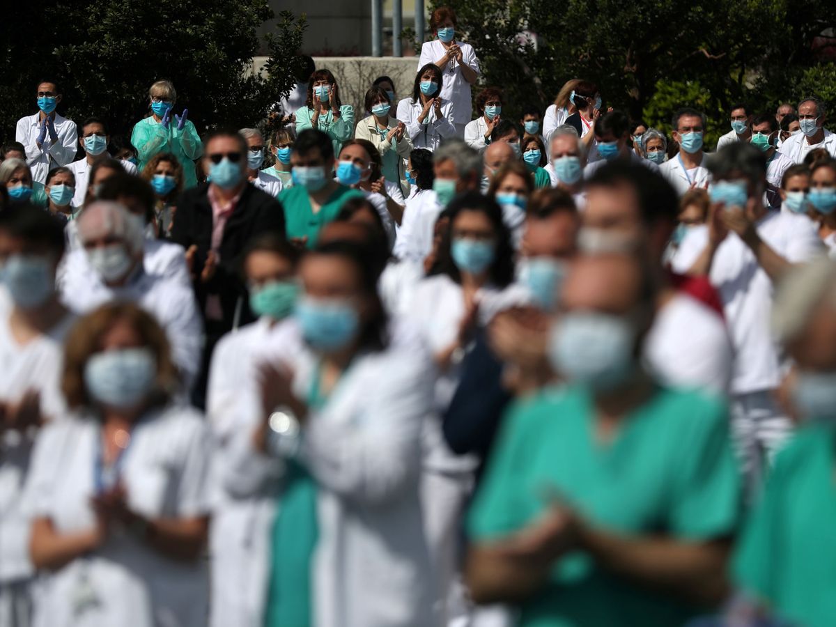 Foto: Personal del hospital de La Paz en Madrid. REUTERS