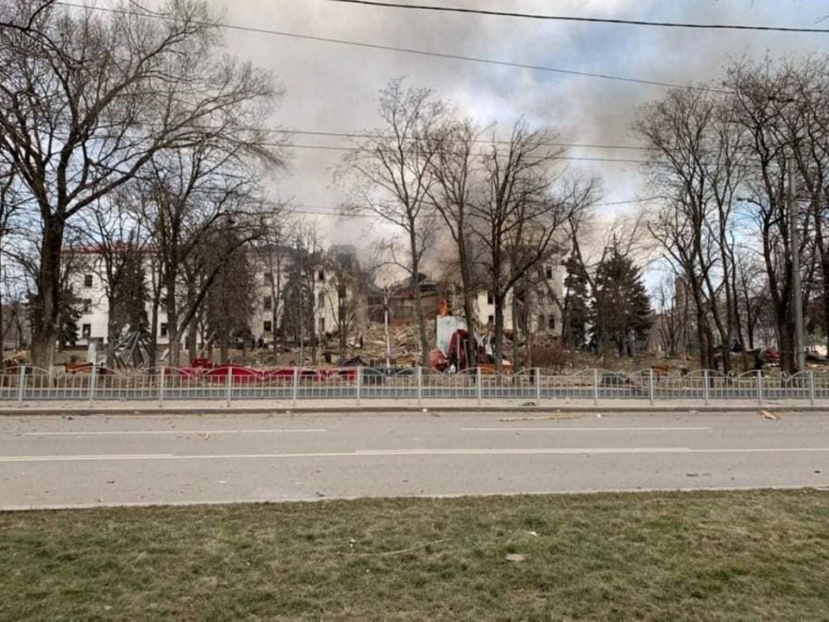 Foto: El teatro de la ciudad de Mariúpol destruido por un ataque aéreo en medio de la invasión rusa de Ucrania. (Reuters/Servicio de prensa de la Administración Civil-Militar Regional de Donetsk)