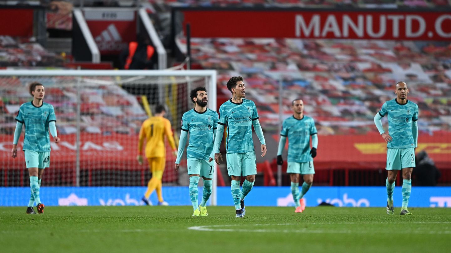 Los jugadores del Liverpool, dolidos tras la eliminación con el United. (Reuters)