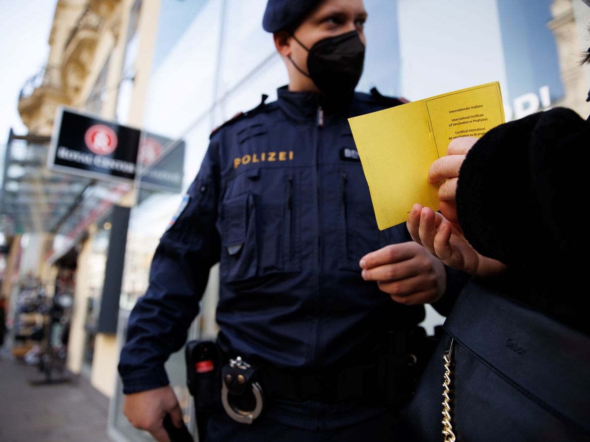 Foto: Un policía en Viena pide el estatus de vacunación. (Lisi Nielser/Reuters)
