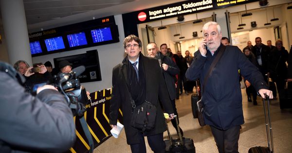 Foto: El expresidente catalán Carles Puigdemont, a su llegada al Aeropuerto de Copenhague. (Reuters)