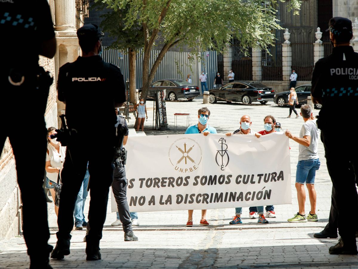 Foto: Una veintena de personas del mundo taurino recibe a la ministra de Trabajo en Toledo. (EP)