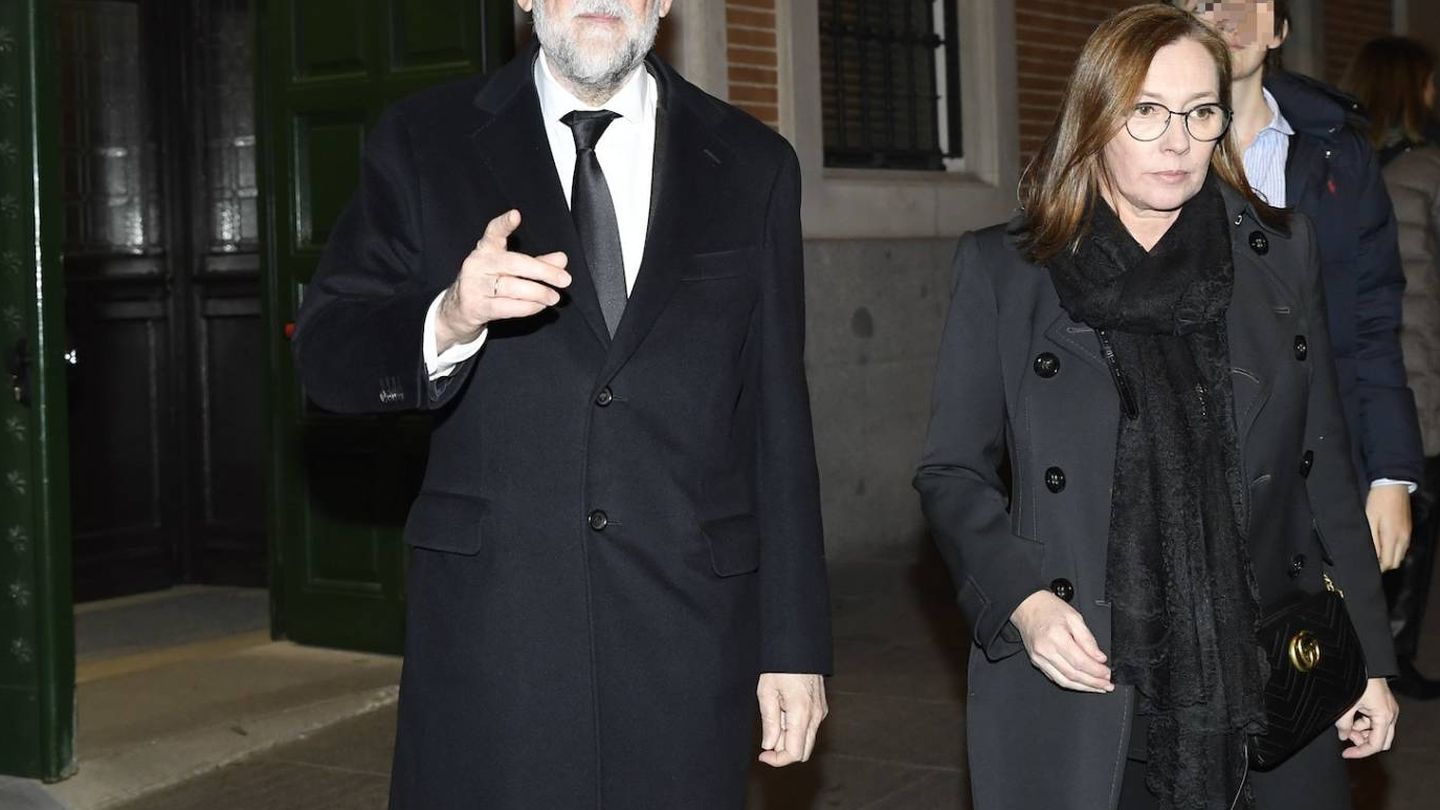 Mariano Rajoy, con su mujer, Viri, tras la misa. (Limited Pictures)