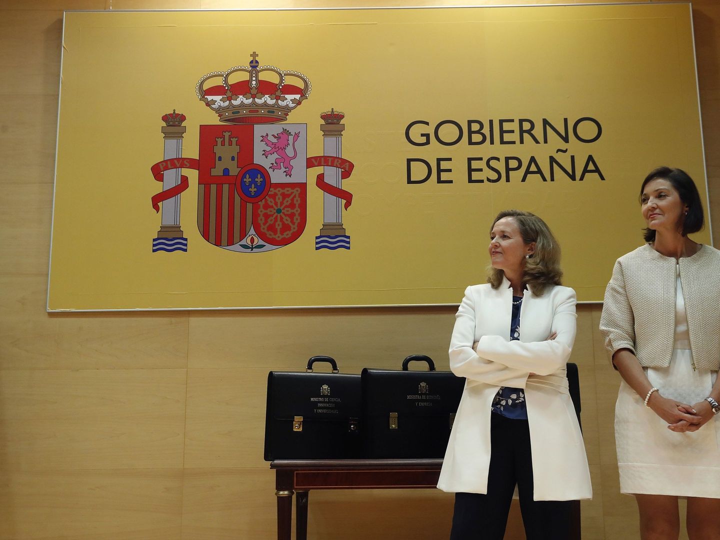La ministra de Economía, Nadia Calviño (c), y la ministra de Industria, Reyes Maroto (d). (EFE)