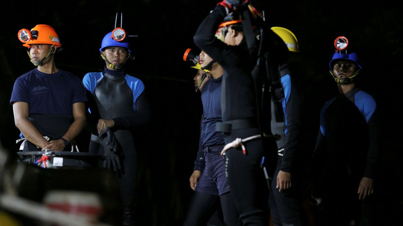 Foto: Buceadores del equipo de rescate se preparan para entrar en la cueva de Tham Luang, el 6 de julio de 2018. (Reuters)