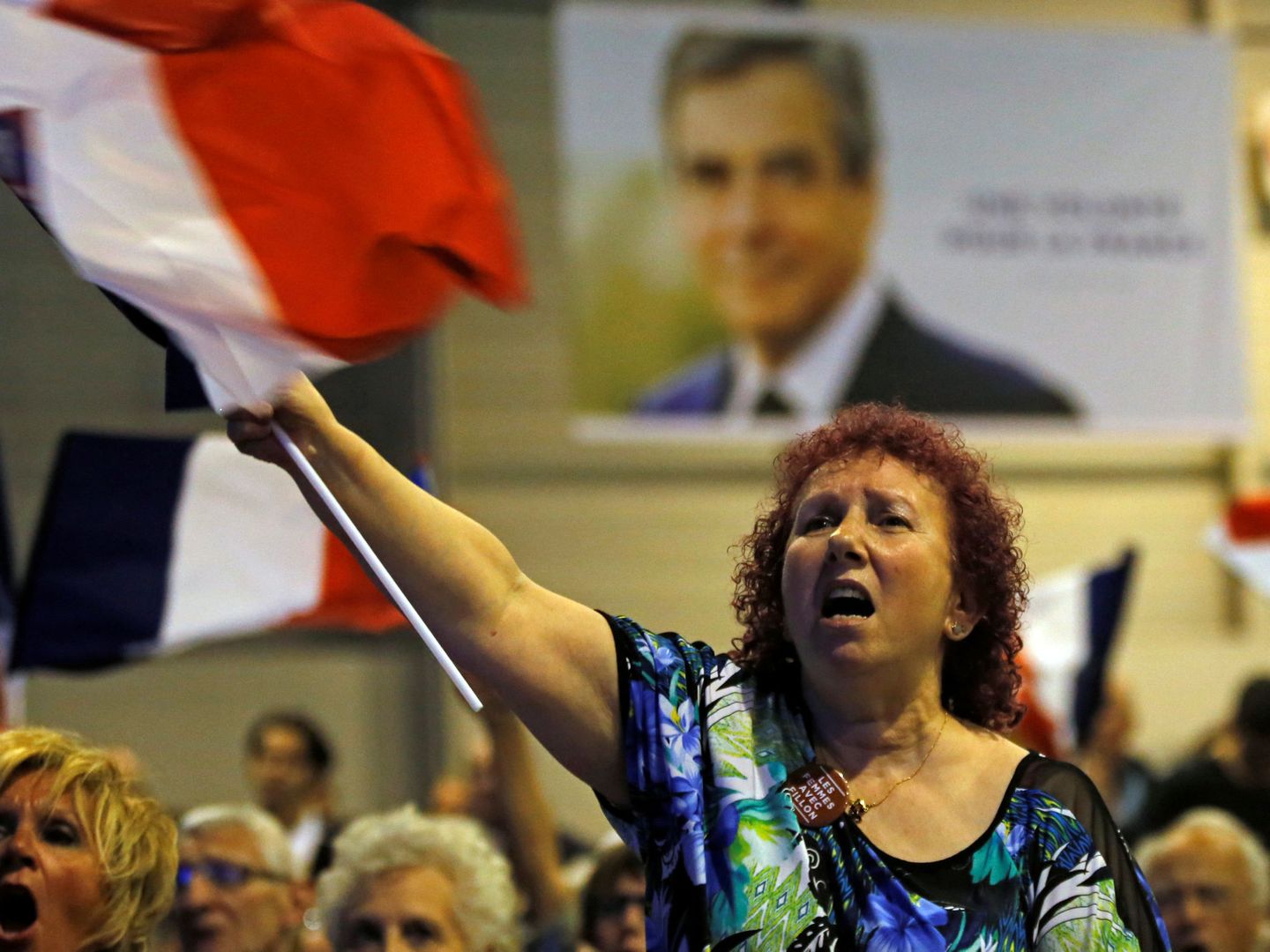 Una simpatizante de Fillon agita una bandera francesa durante un mitin de campaña, en Marsella. (Reuters)