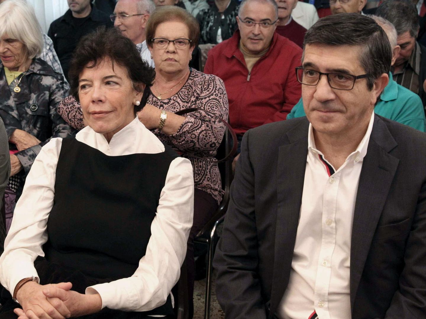 Patxi López, con la exconsejera y nueva ministra de Educación Isabel Celaá, en 2015. (EFE)
