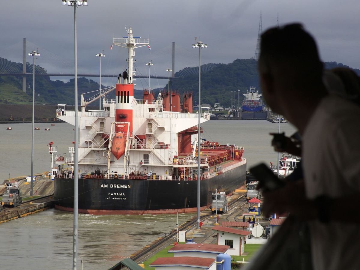Foto: Barco atravesando el Canal de Panamá. Foto: EFE Carlos Lemos