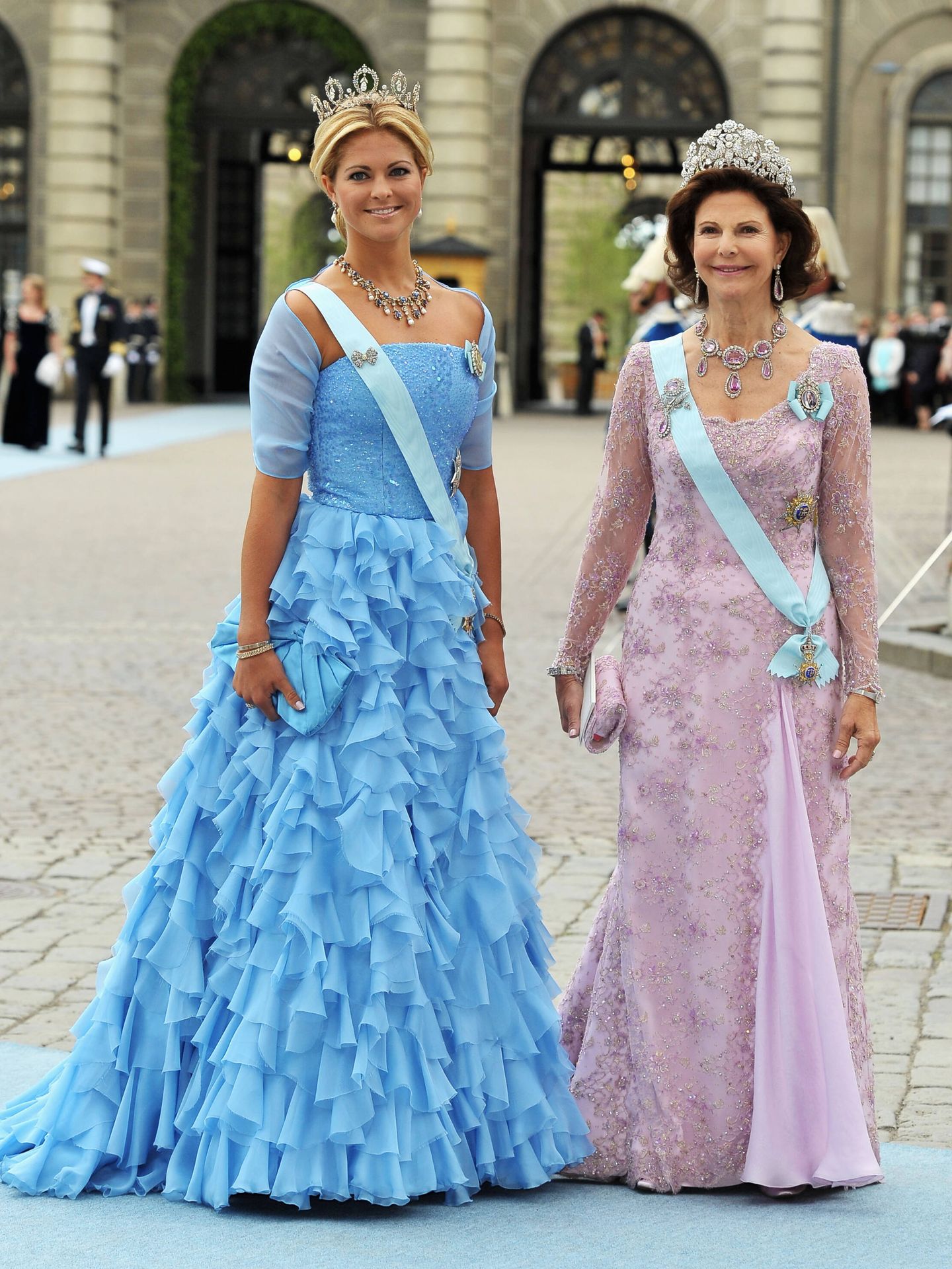 La princesa Magdalena y la reina Silvia, en la boda de Victoria de Suecia con la tiara Braganza. (Getty/Pascal Le Segretain)