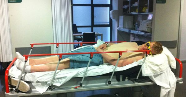 Foto: Un joven británico acostado en una camilla de Urgencias en el hospital de Son Espases, en Palma.