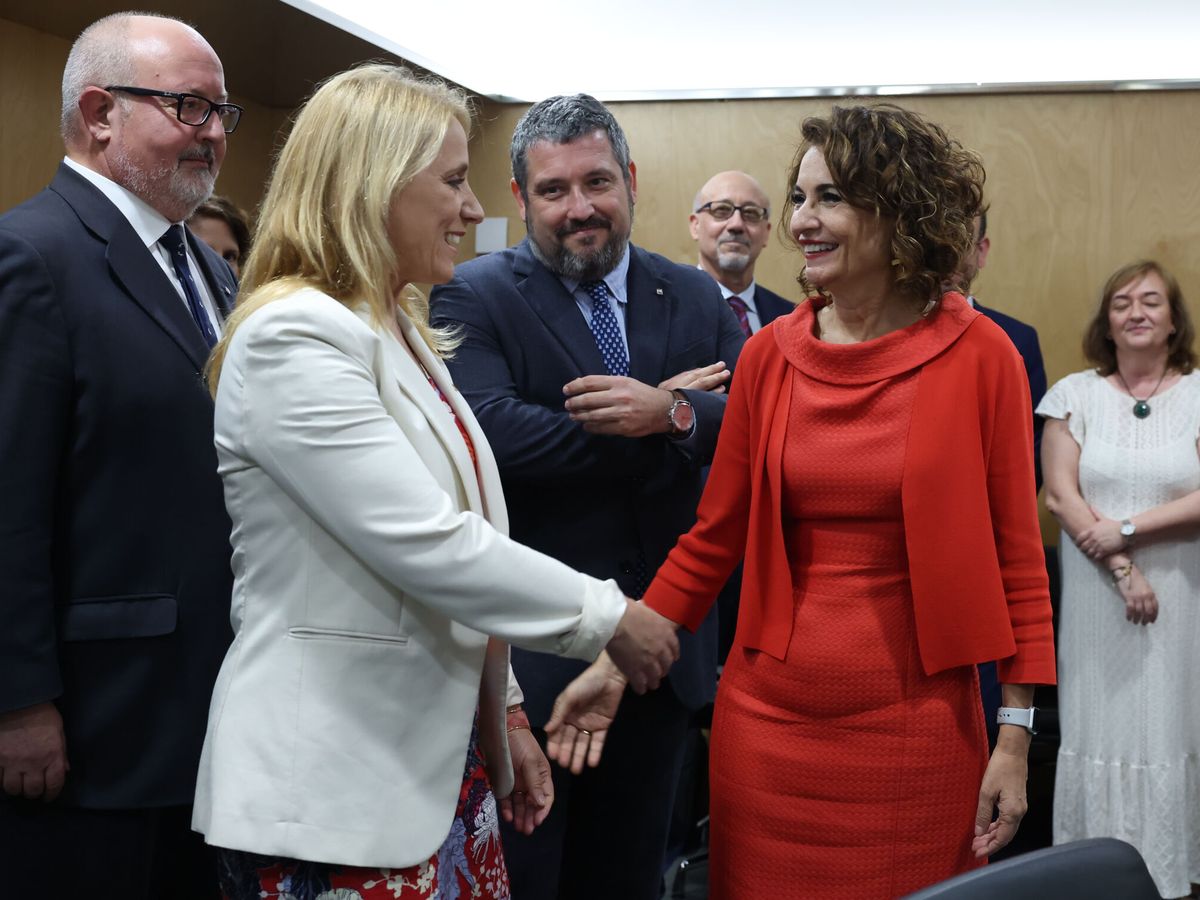 Foto: María Jesús Montero saluda a Natalia Más, consellera de Economía de la Generalitat de Cataluña. (EFE / Kiko Huesca)