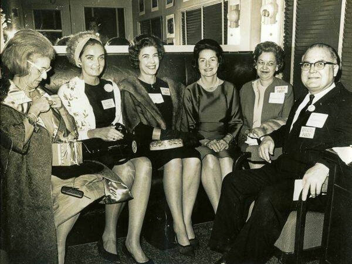 Foto: La ex primera dama Lady Bird Johnson junto a Roxcy Bolton y otras autoridades en 1964 (Wikimedia)