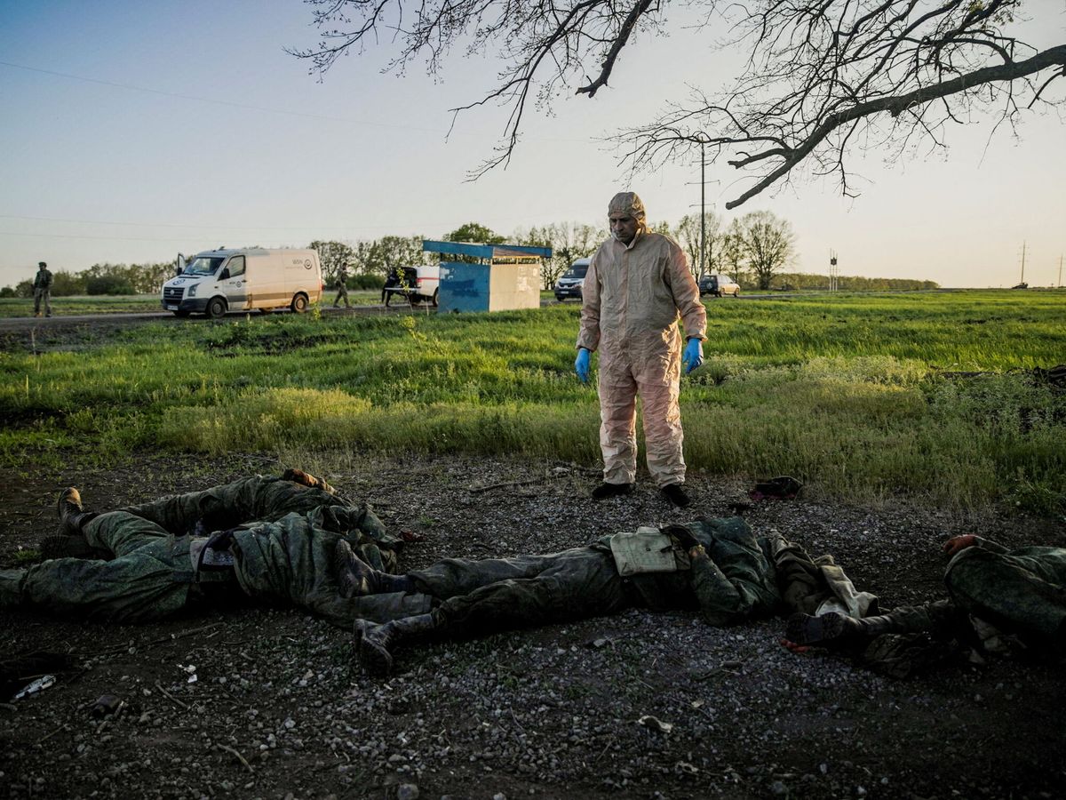 Foto: Soldados rusos fallecidos en Járkov. (Reuters/Julia Kochetova)