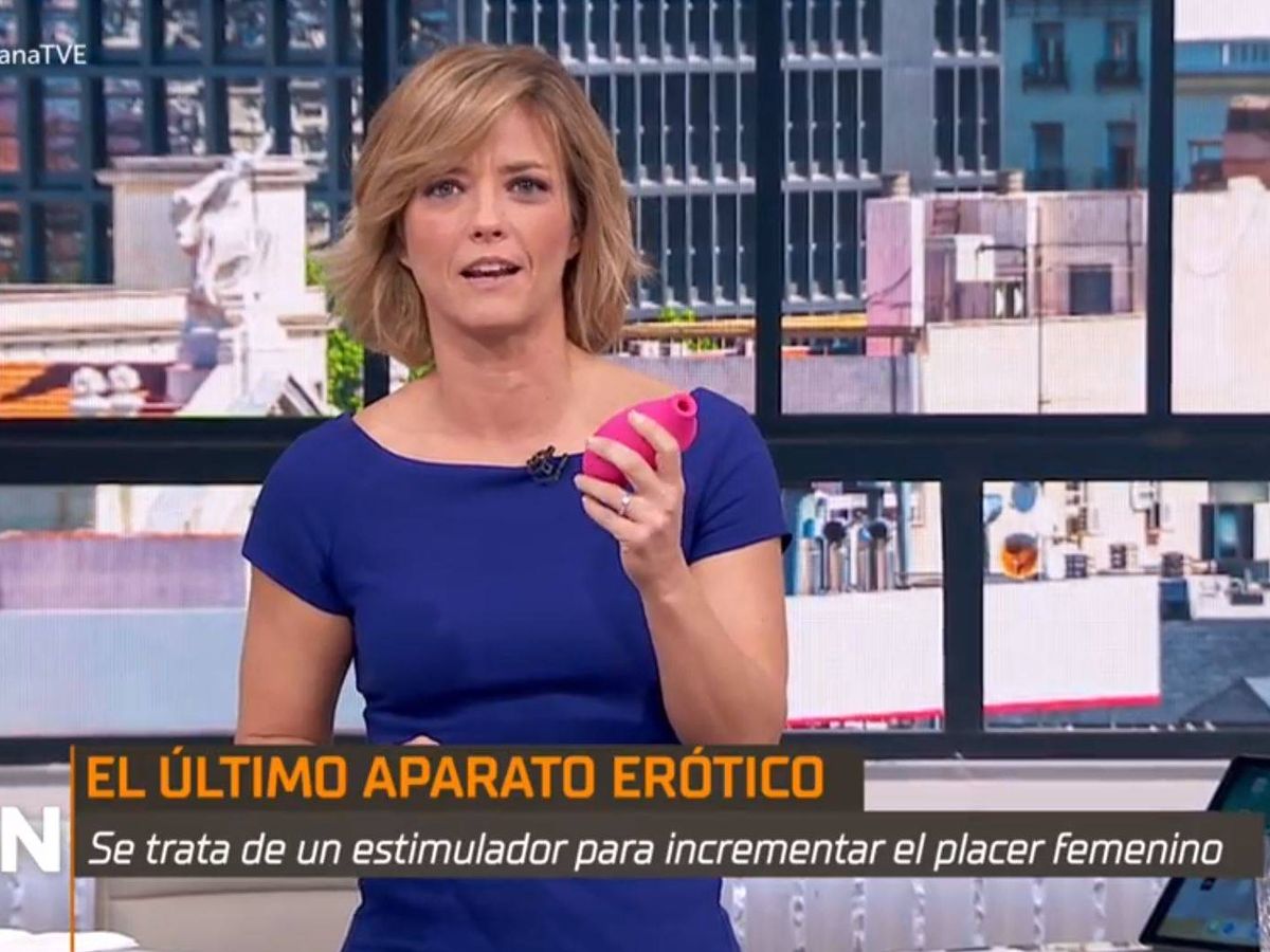 Foto: María Casado con un succionador de clítoris en TVE. (RTVE)