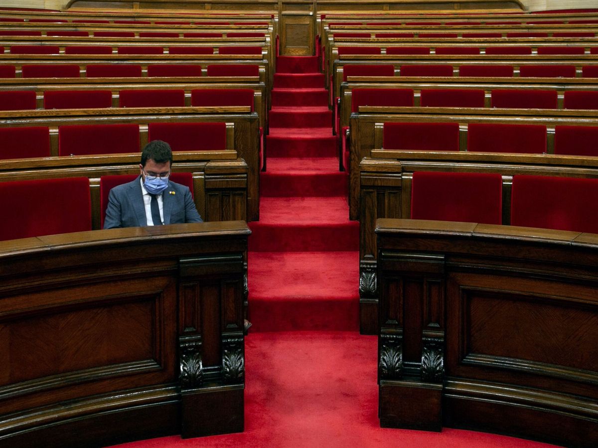 Foto: El presidente de la Generalitat, Pere Aragonès, en su escaño del hemiciclo del Parlamento de Cataluña. (EFE) 