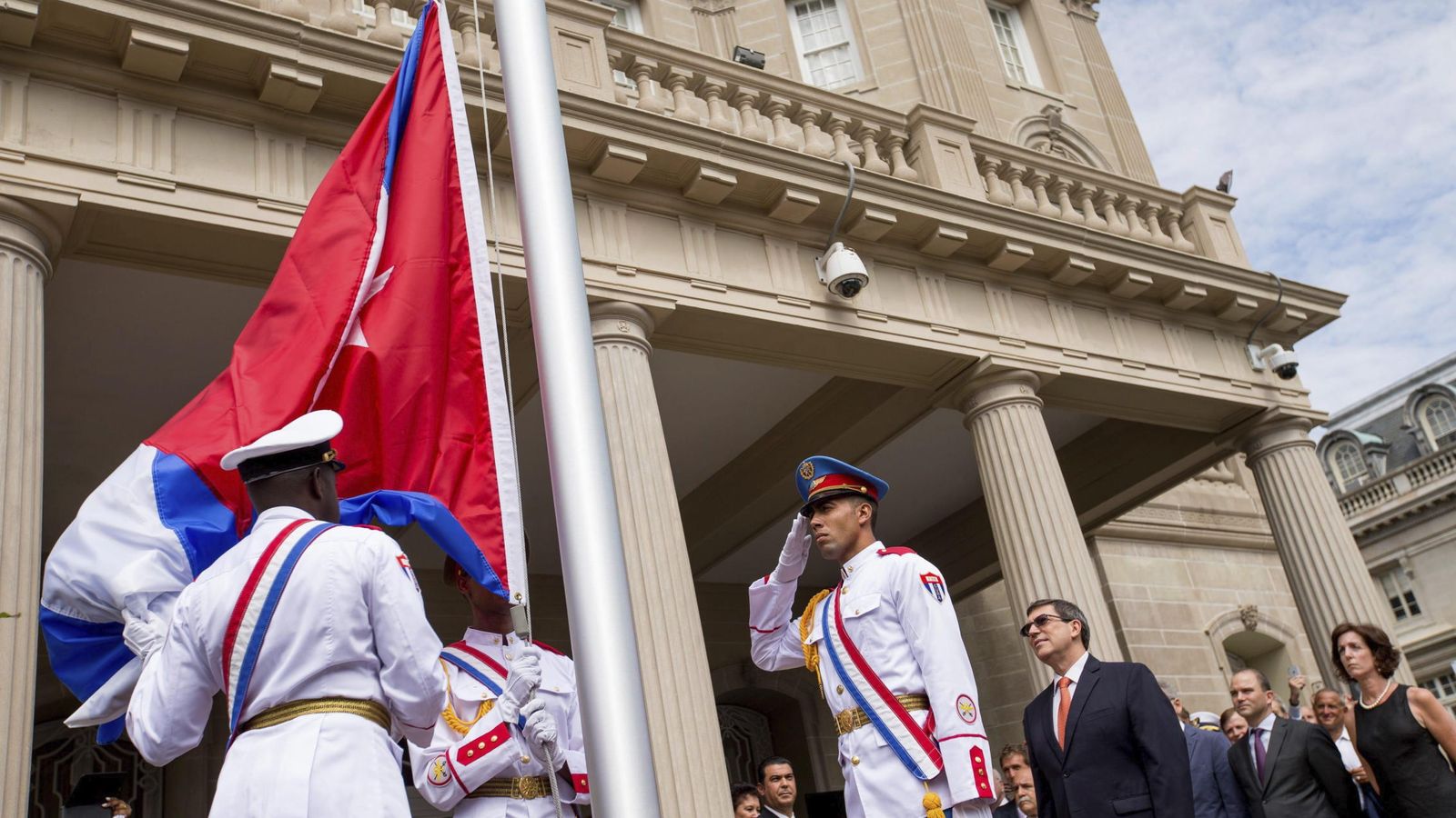 Foto: El canciller cubano, Bruno Rodríguez (c-d), asiste a la ceremonia de reapertura de la embajada del país en Washington. (EFE)