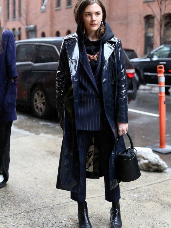 Look del street style de Nueva York con un abrigo azul marino. (Imaxtree)
