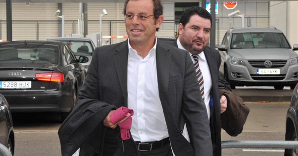 Foto: El expresidente del FC Barcelona Sandro Rosell y el empleado del club Juanjo Castillo. (EP)