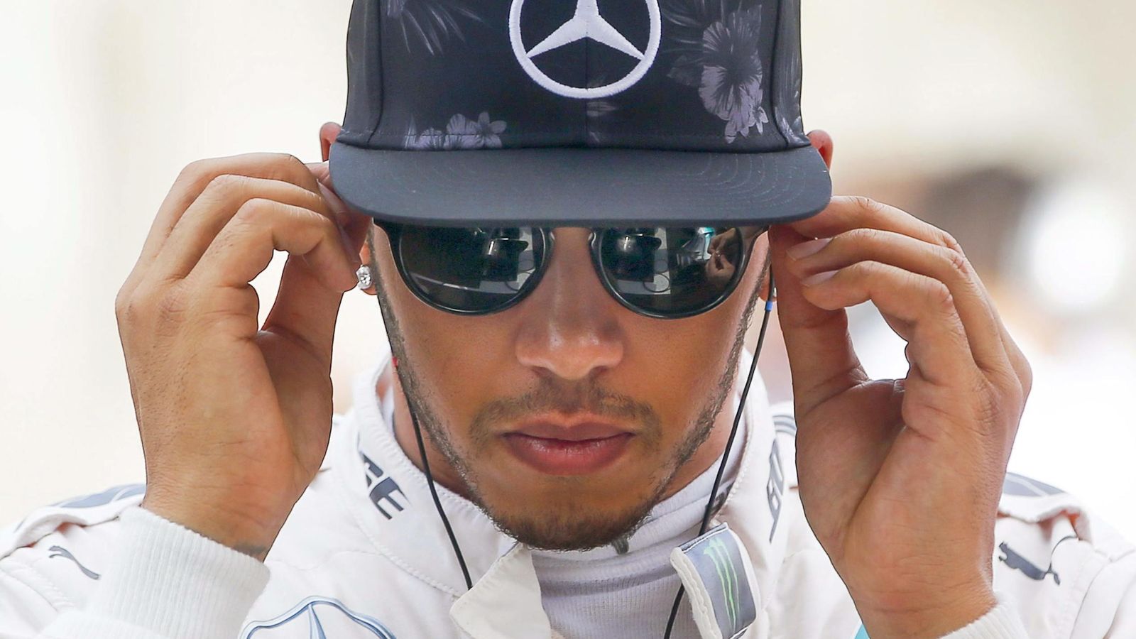 Foto: Lewis Hamilton concentrándose antes de montarse en su vehículo.