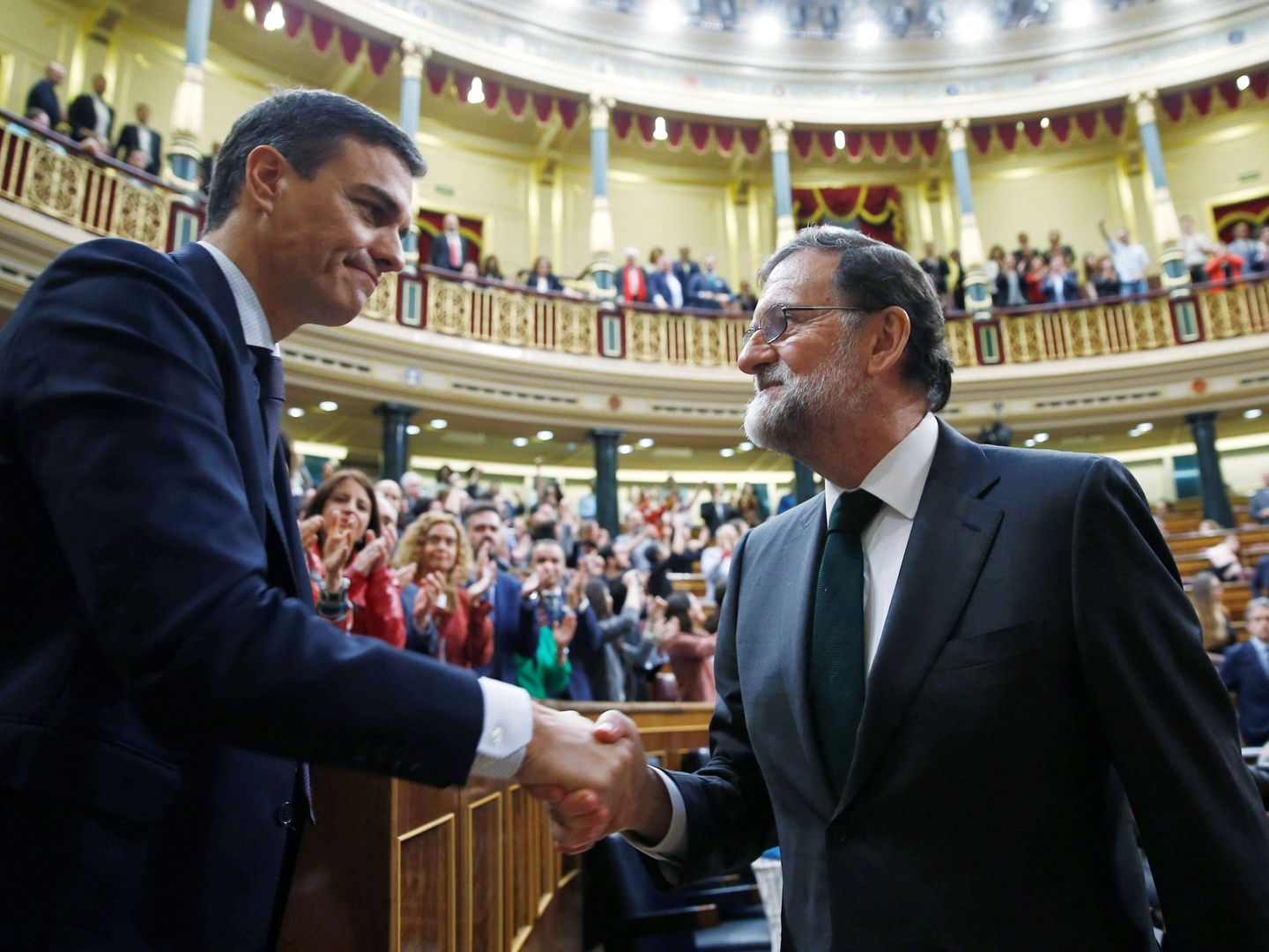 Mariano Rajoy felicita a Pedro Sánchez tras ganar la moción de censura. (EFE)