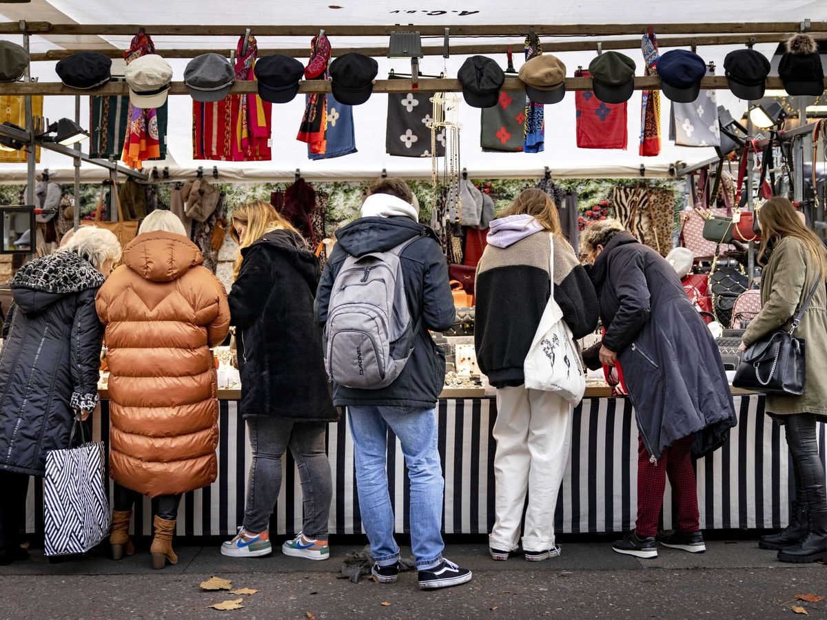 Foto: Varias personas en un mercado en Países Bajos durante la pandemia del covid. (Ramon van Flymen/EFE)