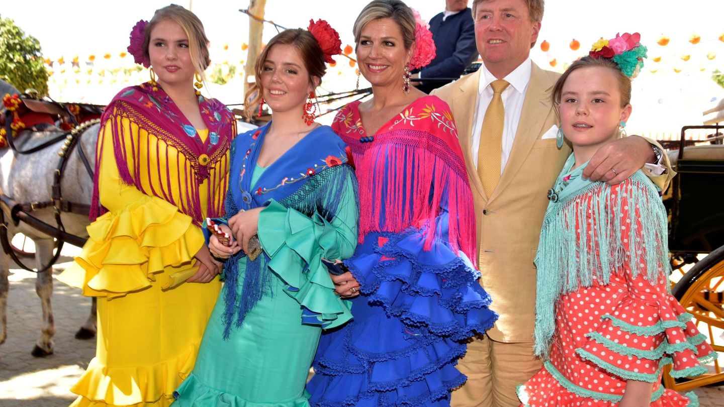 Los reyes de Holanda junto a sus hijas en la Feria de Sevilla. (EFE)