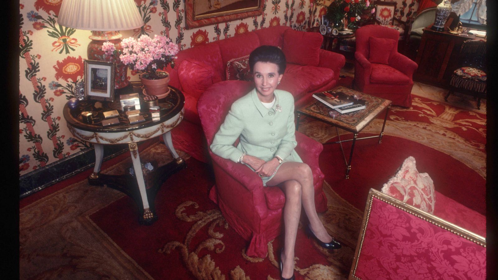 Foto: Aline Griffith, condesa de Romanones, en 1945 y en el salón de su casa, ahora en venta. (Getty Images)