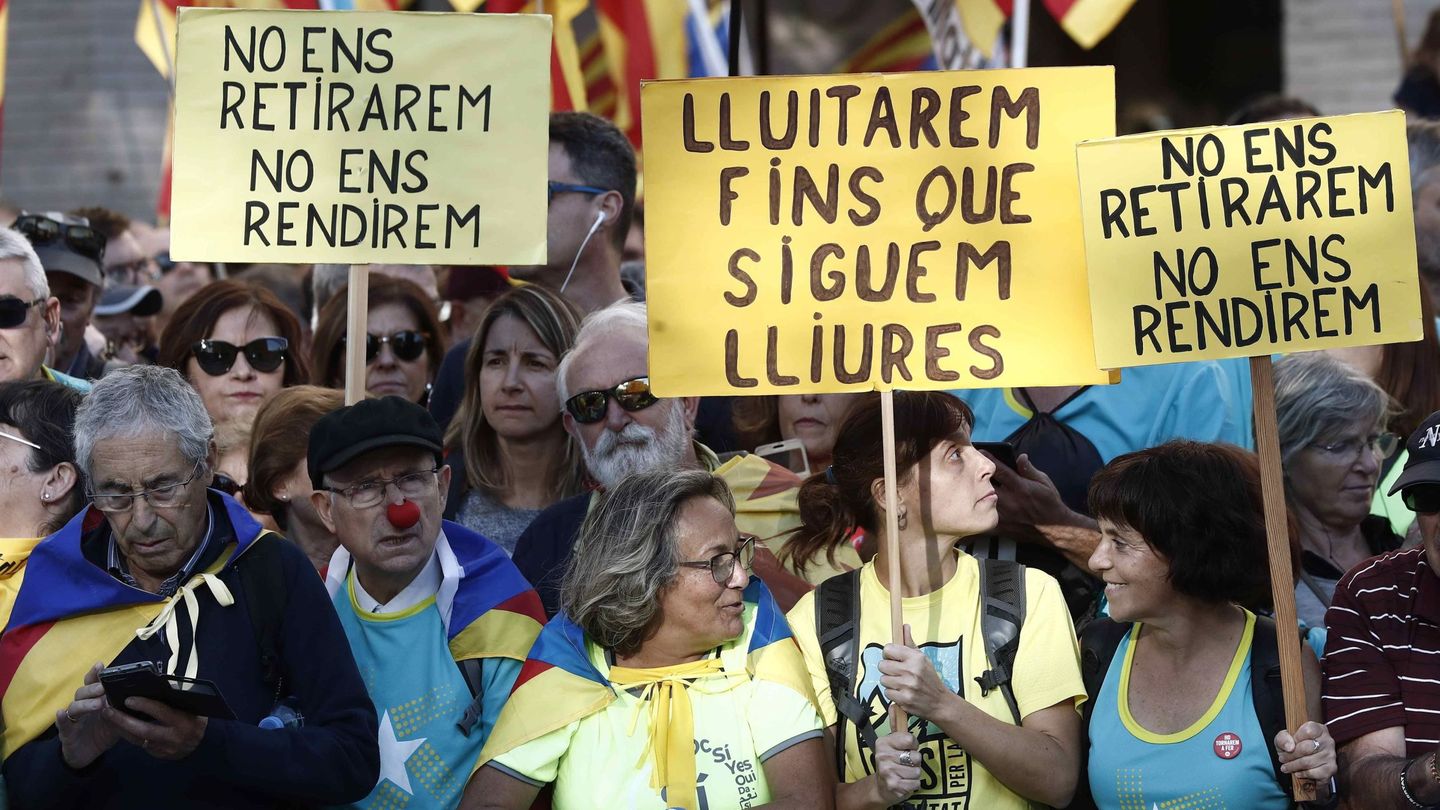Un grupo de personas se manifiesta en Barcelona por la independencia. (EFE)