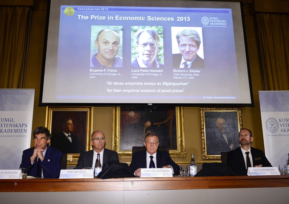 Foto: Miembros de la Real Academia de las Ciencias Sueca anuncian los ganadores del Premio Nobel de Economía. (REUTERS) 