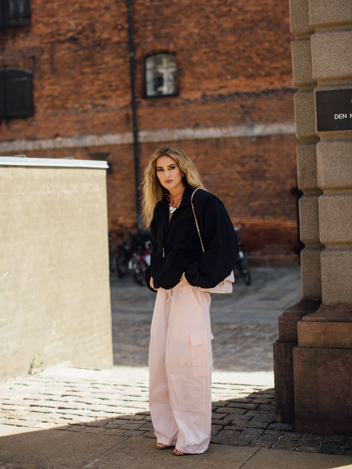 Emili Sindlev, en la Fashion Week de Copenhague con los 'parachute pants'. (Imaxtree)