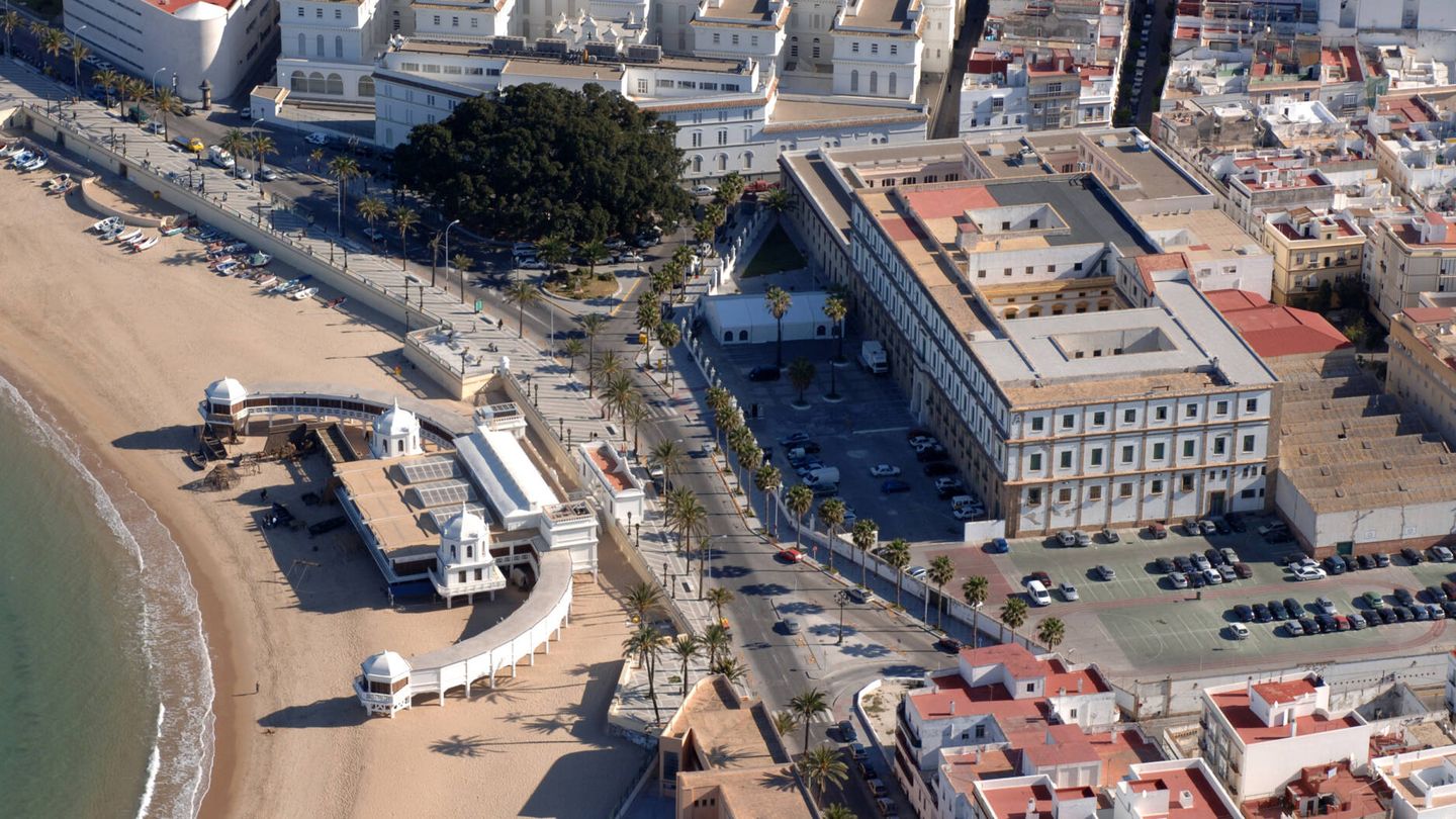 Vista aérea de la playa de La Caleta, con el balneario y el edificio de Valcárcel detrás. (UCA)