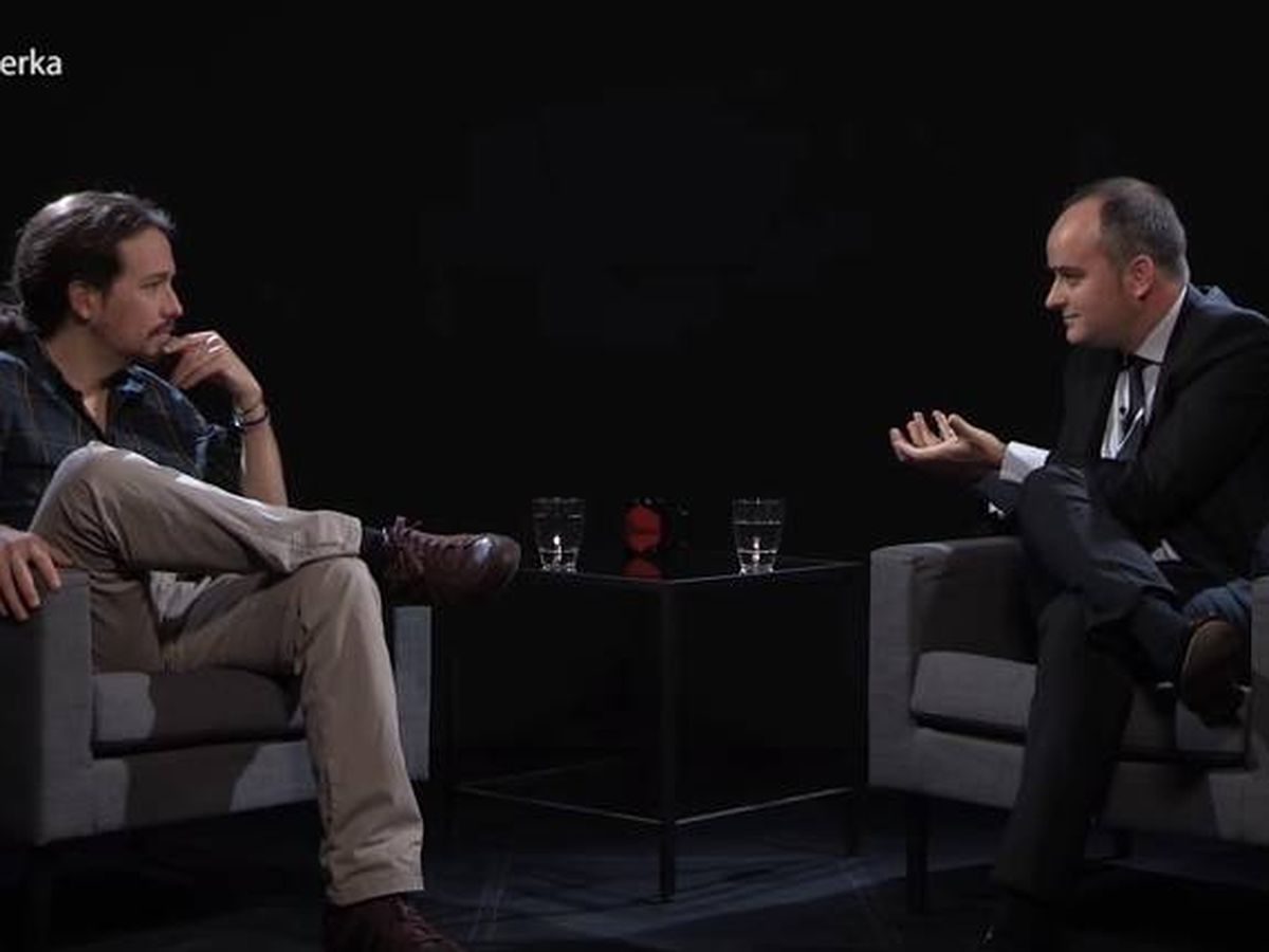 Foto: Pablo Iglesias e Iván Redondo, en un momento de la entrevista de abril de 2016. 