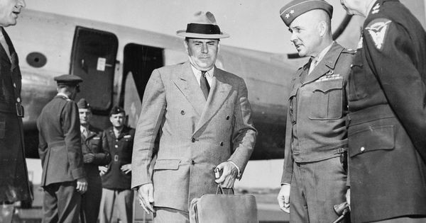 Foto: El subsecretario de Guerra de los Estados Unidos, John McCloy, llega al aeropuerto de Berlín-Gatow, Alemania, el 15 de julio de 1945. A la derecha le reciben el general Floyd Parks y el general de división Edmund Hill 