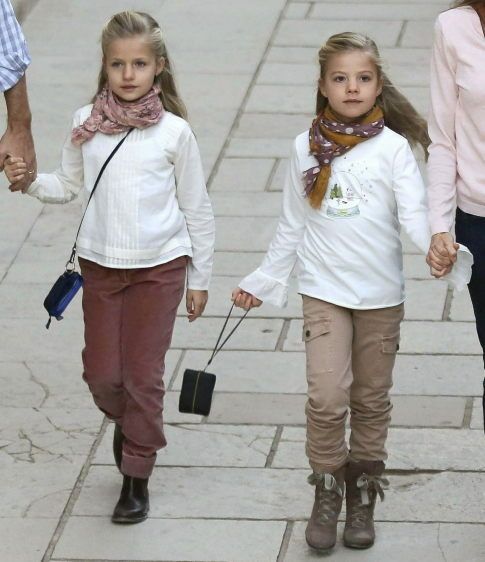 Las infantas junto a los príncipes en Granada (EFE)
