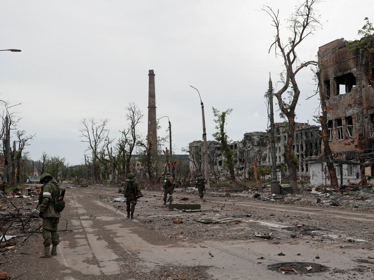 Foto: Trabajo de desminado de los alrededores de la acería de Azovstal, en Mariúpol. (Reuters/Alexander Ermochenko)