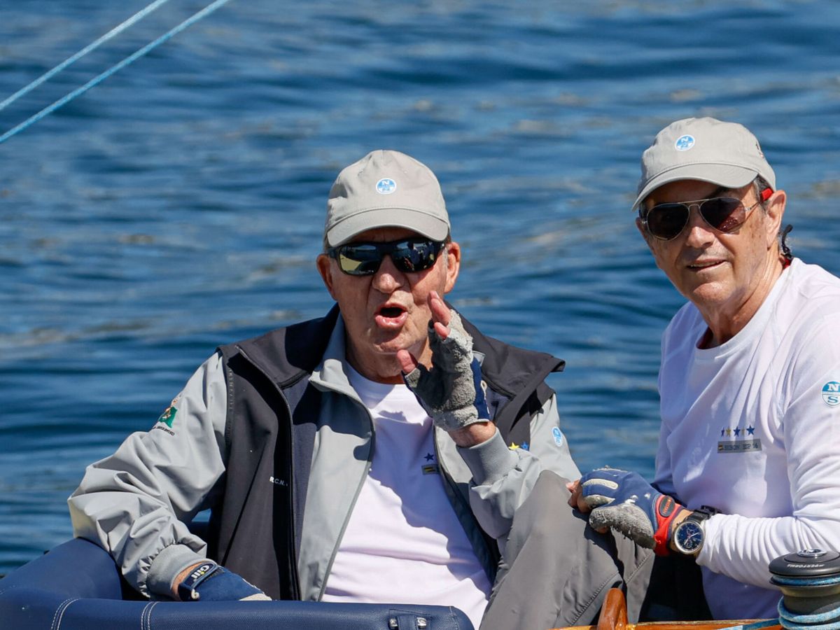 Foto: El rey Juan Carlos I, preparando el Mundial en aguas de Sanxenxo. (EFE)