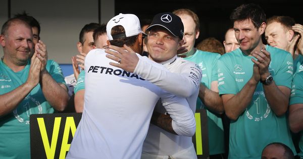 Foto: Lewis Hamilton felicitando a Valtteri Bottas en Rusia. (Reuters)
