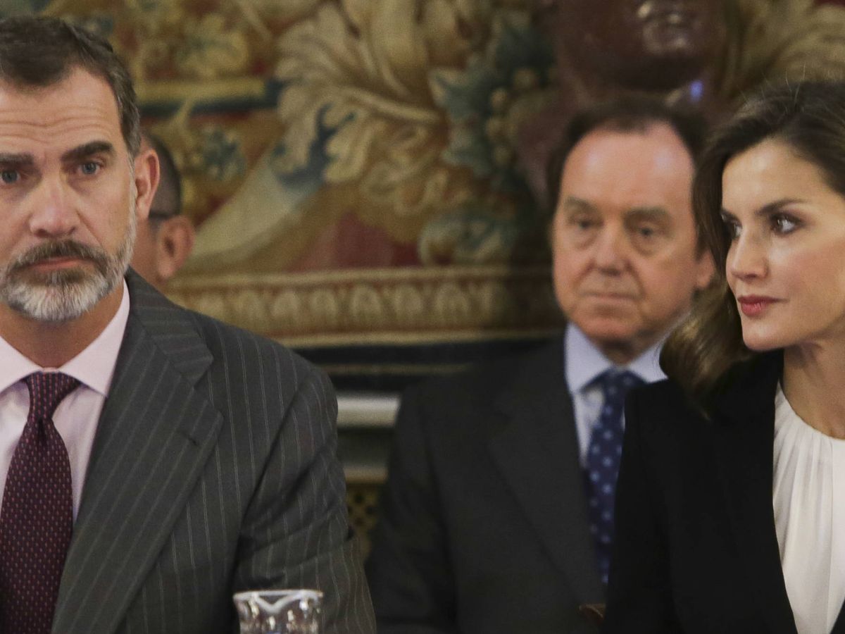 Foto: El rey, Felipe VI, y la reina Leticia, observados por Jaime Alfonsín.
