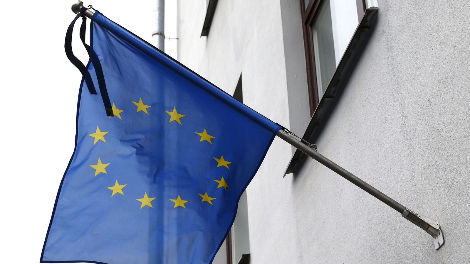 Foto: Crespón negro en una bandera de la Unión Europea por los atentados en Bruselas. (Reuters)