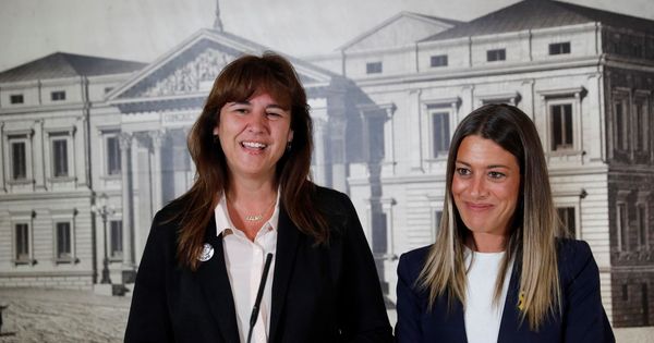 Foto: Las diputadas electas de JxCat Miriam Nogueras (d) y Laura Borràs (iz) durante la rueda de prensa ofrecida tras hacer entrega de sus credenciales este viernes en el Congreso. (EFE)
